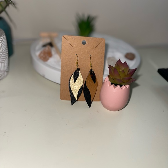 Faux leather earrings! - Picture 5 of 6